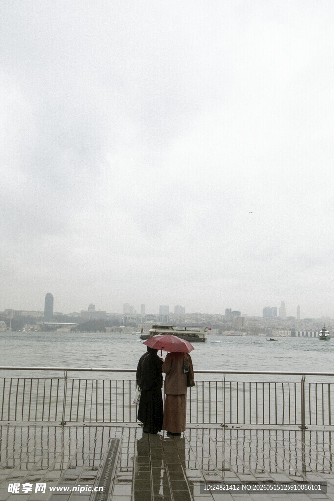 雨中河畔依偎的情侣