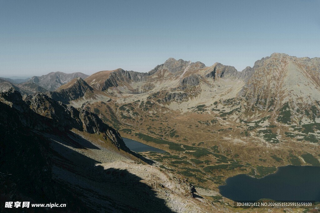 高山湖泊壮丽风景
