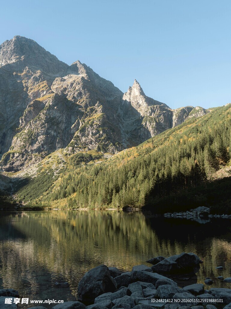 山间静湖