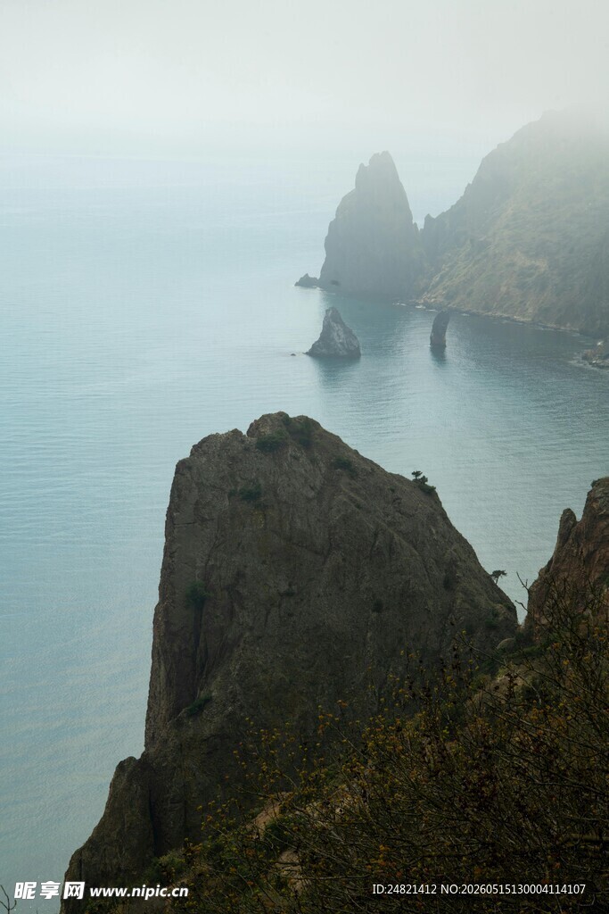 雾中近海嶙峋岩石景观
