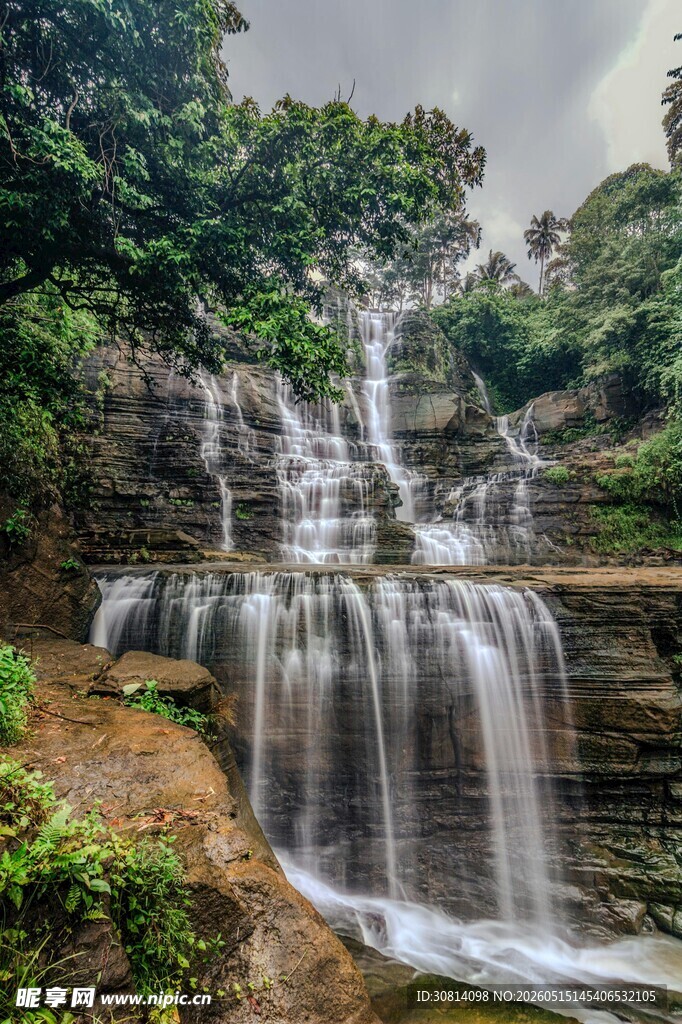 山间瀑布美景