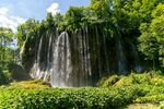 山间瀑布