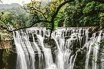 山间飞瀑