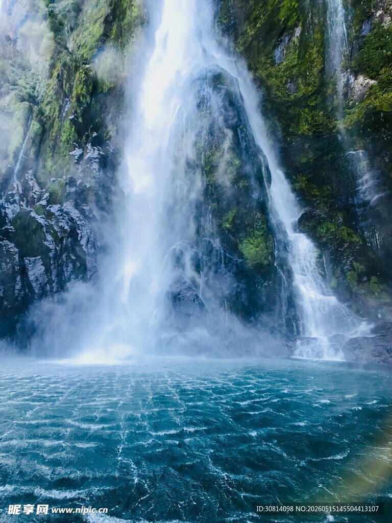 山间飞瀑下的幽蓝潭水