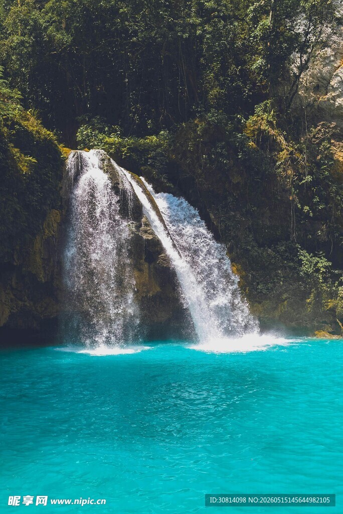 梦幻蓝池瀑布美景
