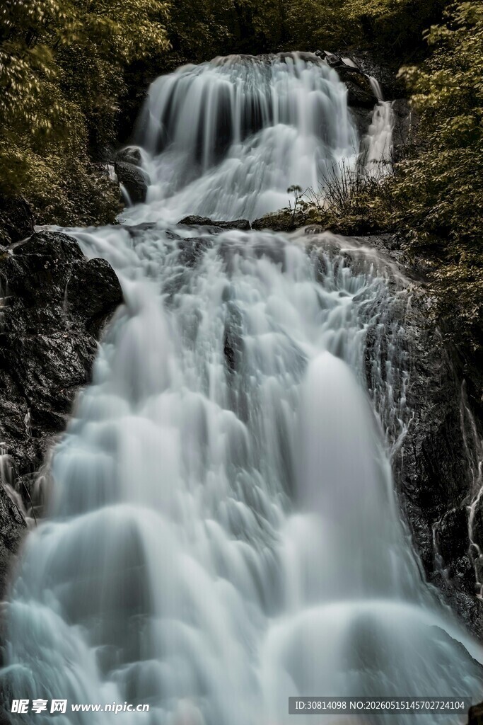 山间瀑布流水美景