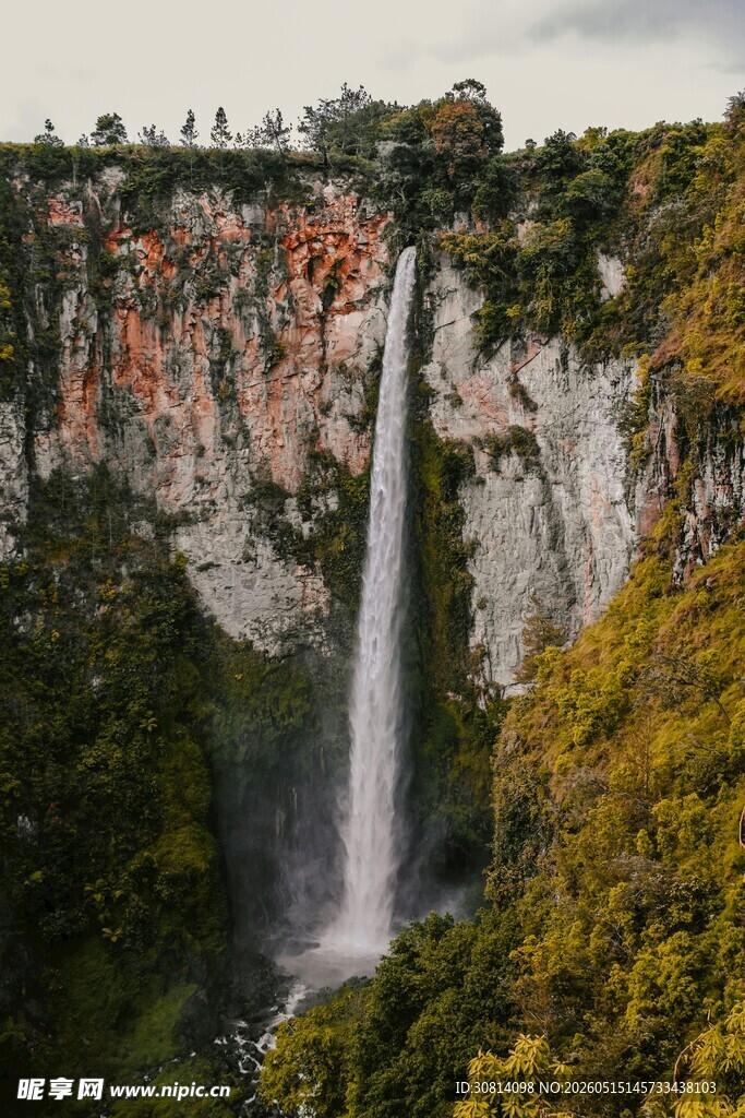 壮丽山间瀑布自然美景