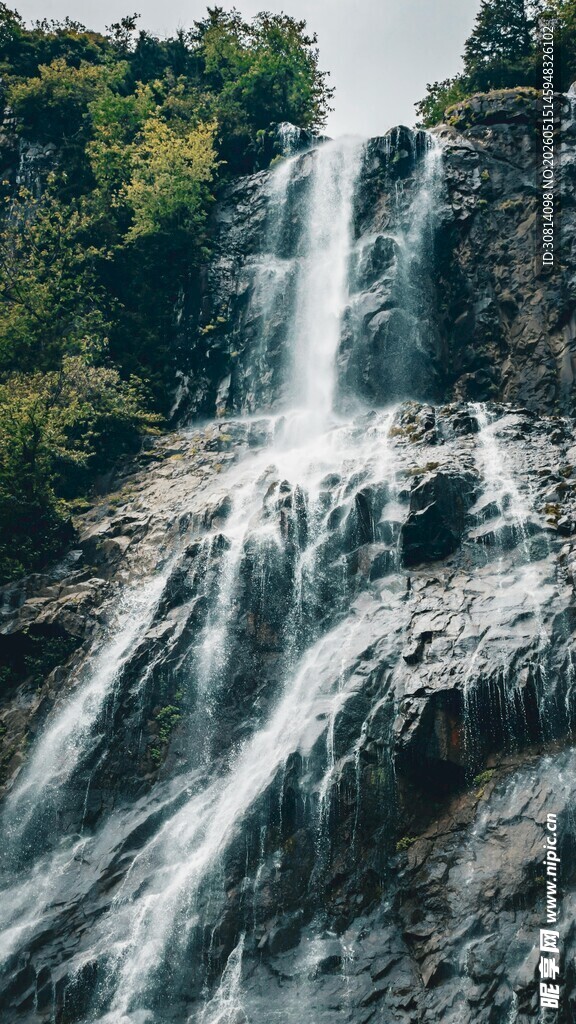 山间飞瀑美景