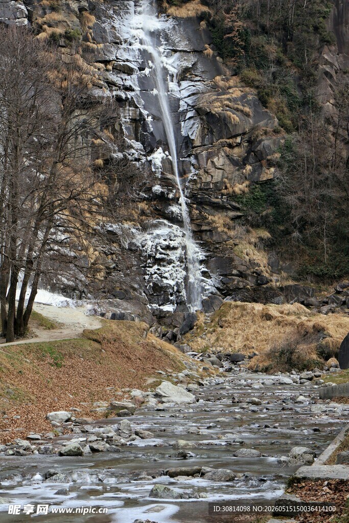 山间瀑布景观