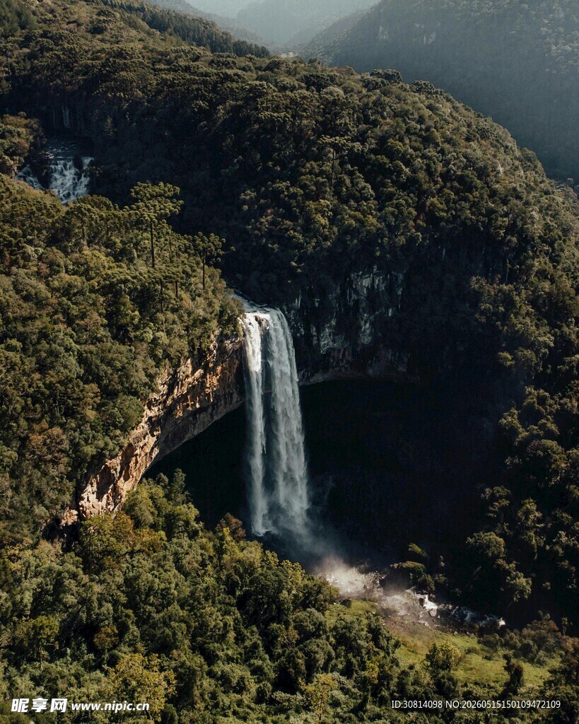 山间壮丽瀑布景观