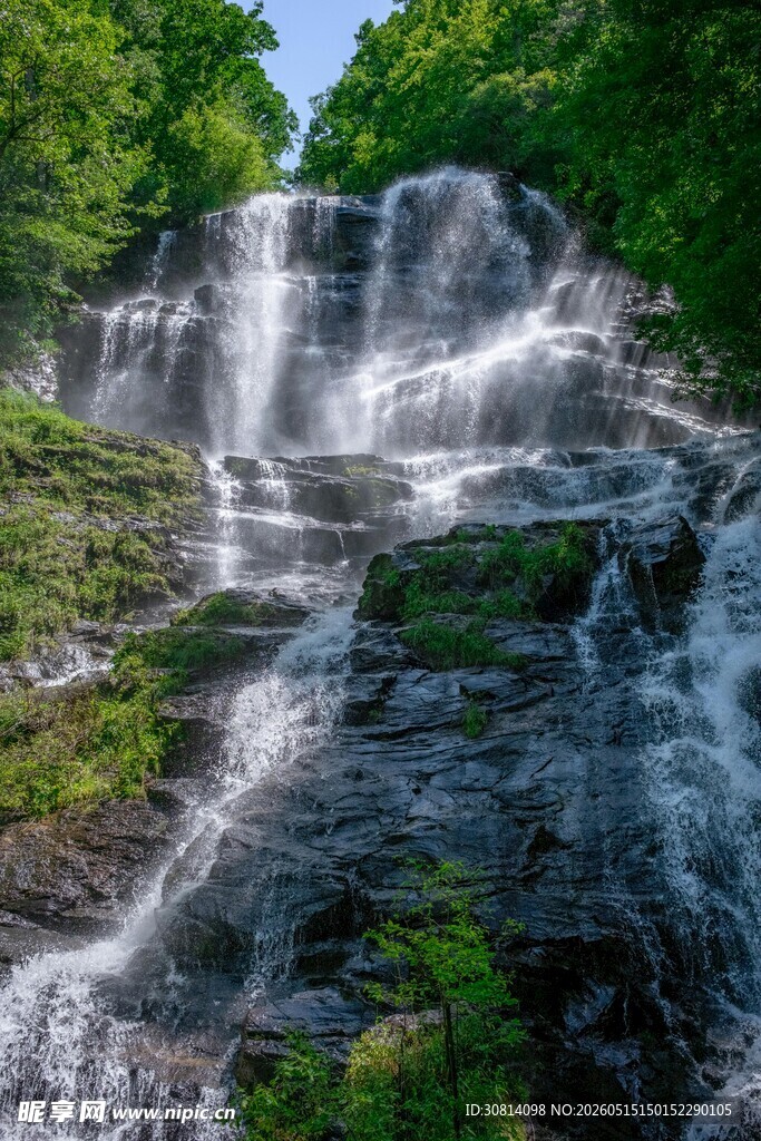 山间瀑布美景
