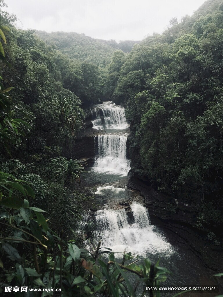 山间瀑布