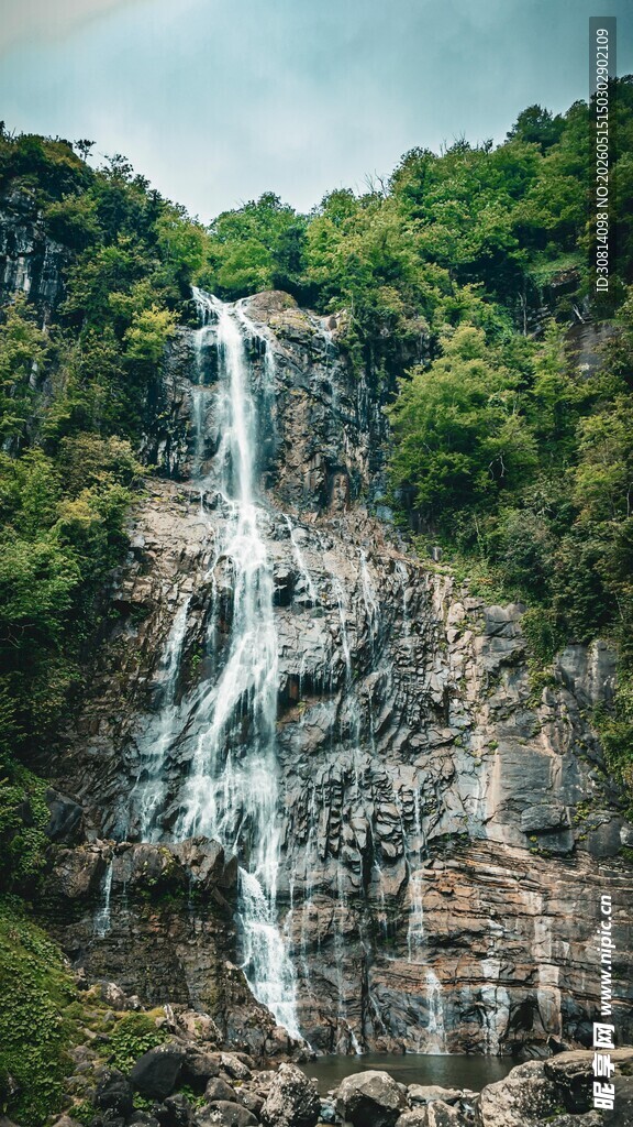 壮观山间瀑布景观