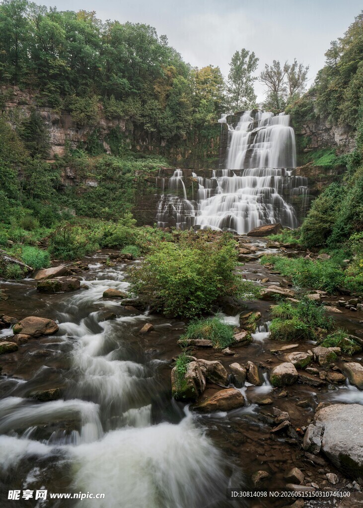 山间溪流瀑布自然美景