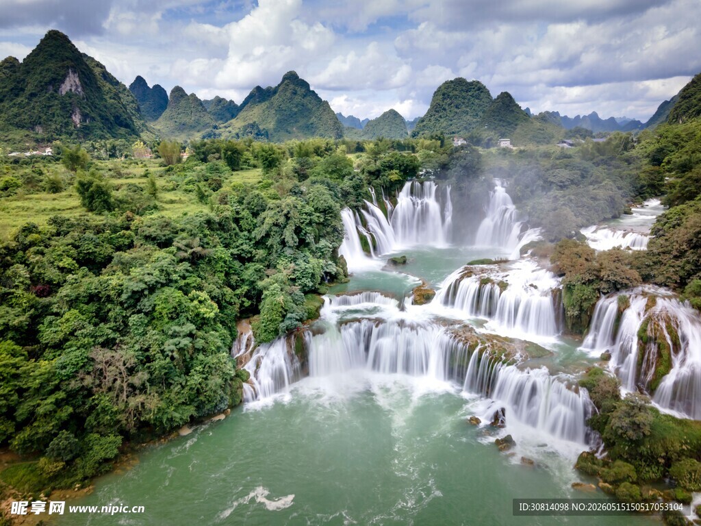 德天瀑布壮丽山水景观