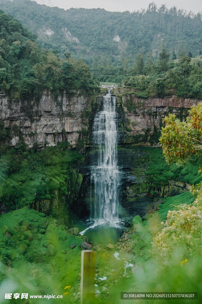 山间飞瀑