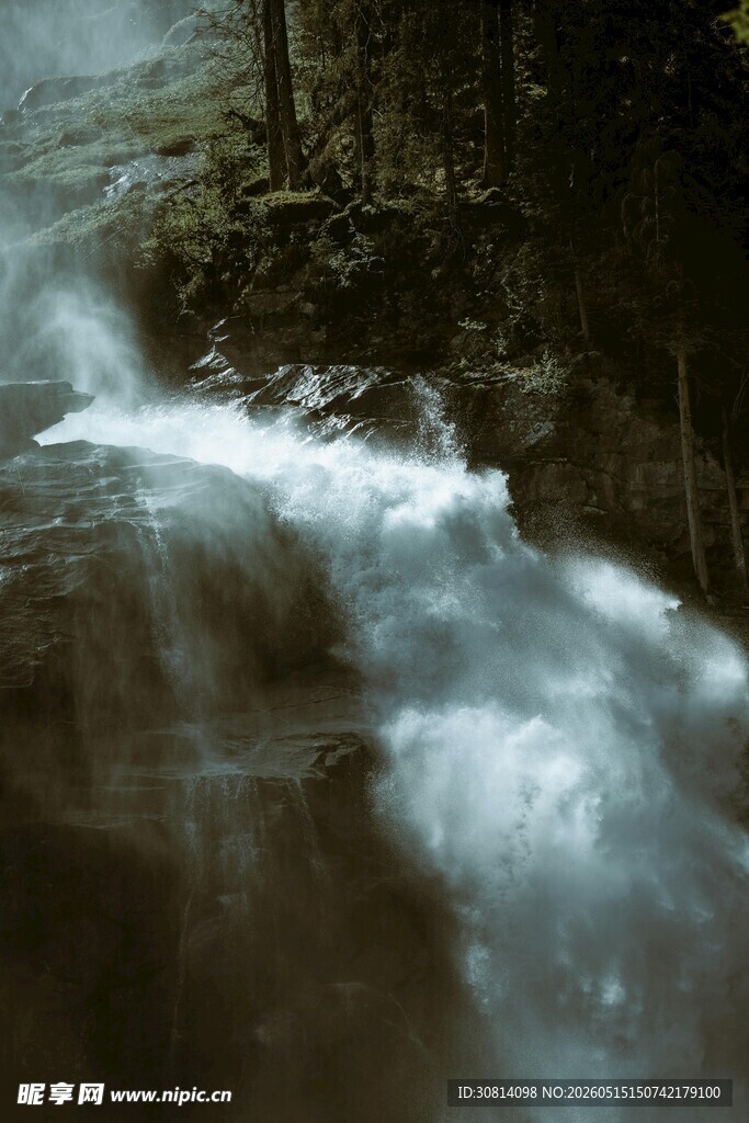 山间溪流潺潺流淌