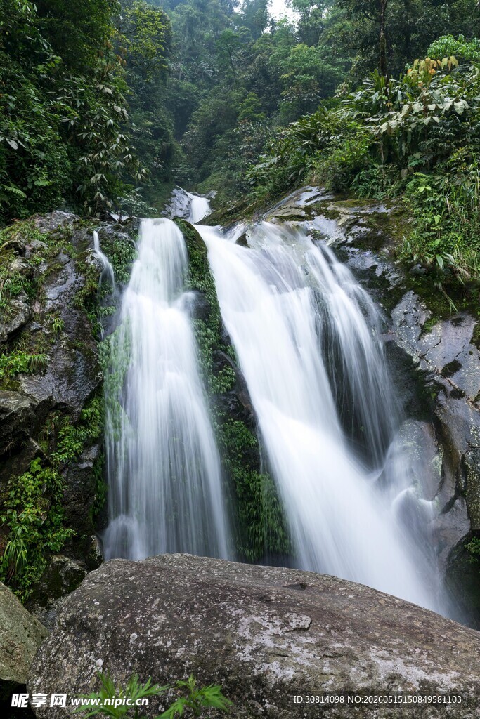 山间瀑布美景