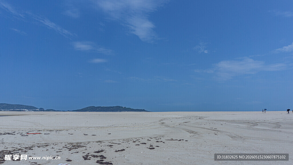 纯净沙滩上的蓝天海景