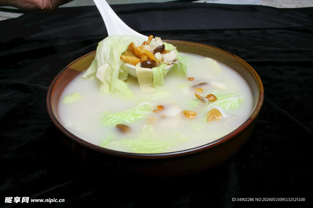 浓汤杂菌煲白菜