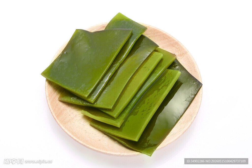 木盘上的鲜绿海带片