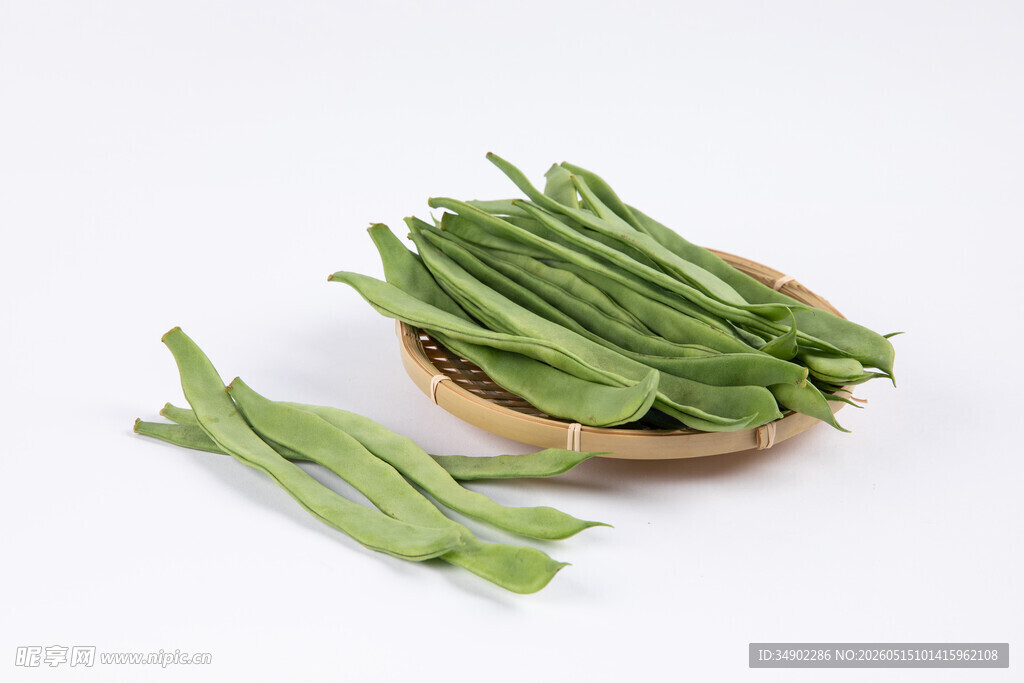 新鲜四季豆摆放在木盘上