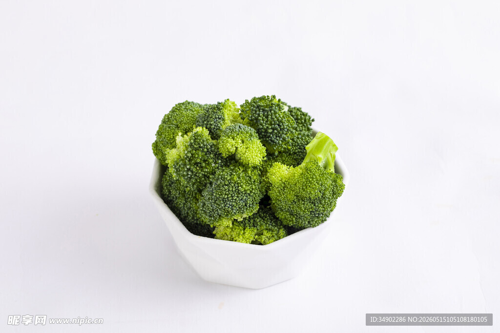 白色碗中的鲜嫩西兰花