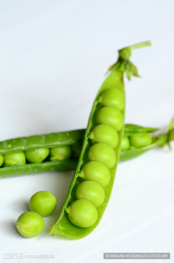 新鲜翠绿的剥开豌豆荚