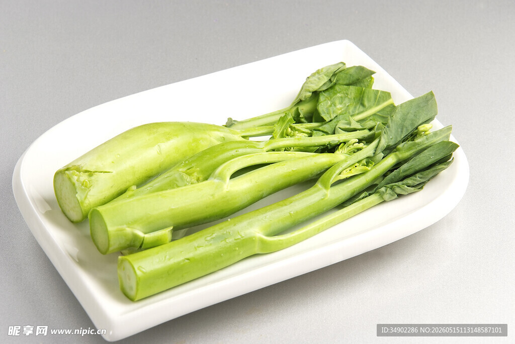 新鲜翠绿菜心摆于盘中