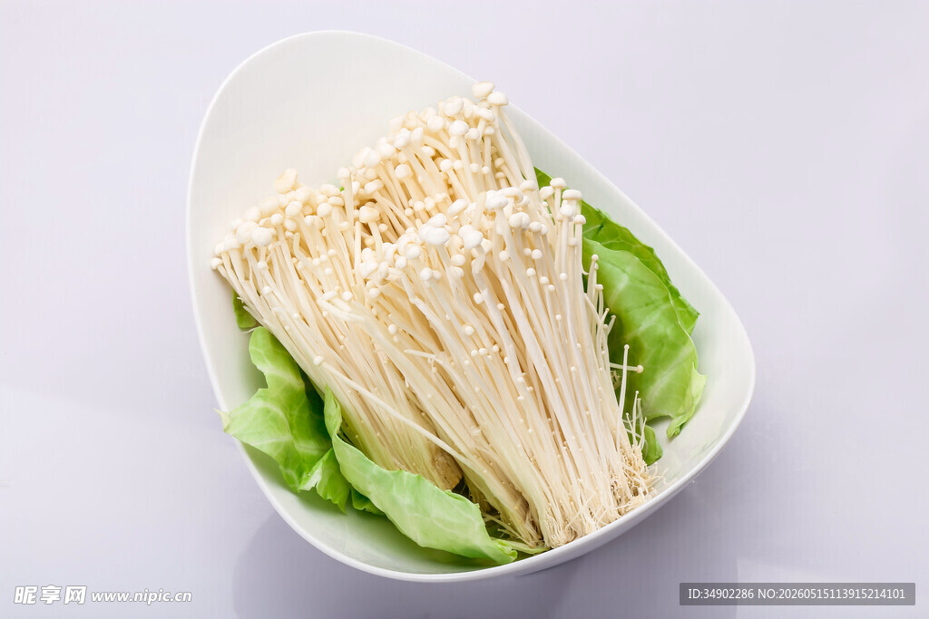 碗中鲜嫩金针菇配绿叶