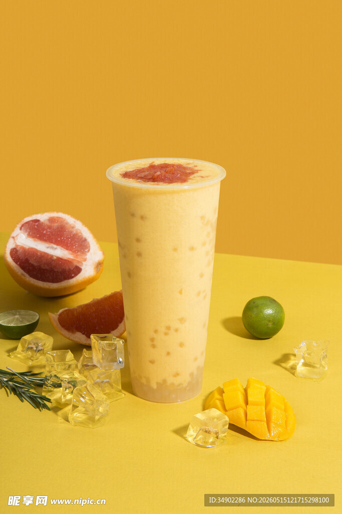 芒果西柚饮品与鲜果展示