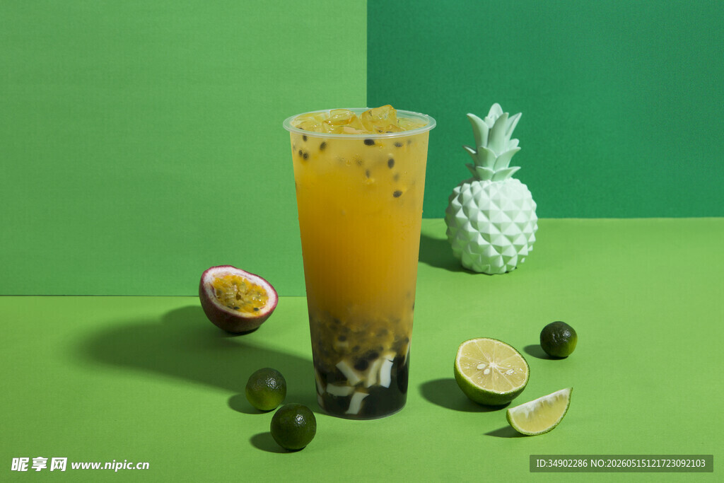 青绿色背景下的美味水果茶