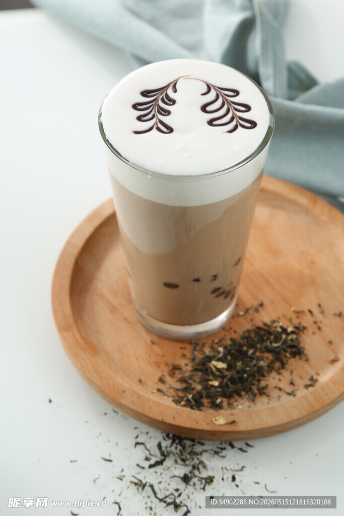 抹茶拿铁饮品置于木盘上