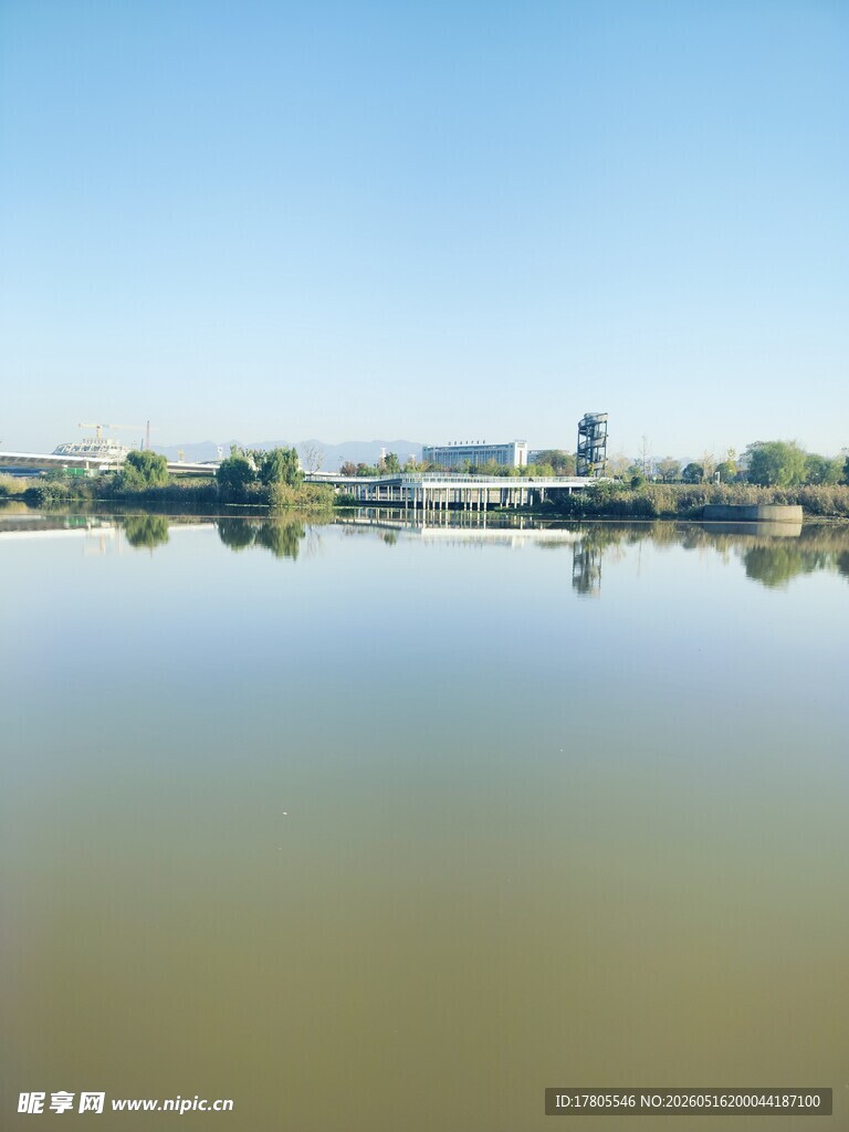 平静湖面映远处景物