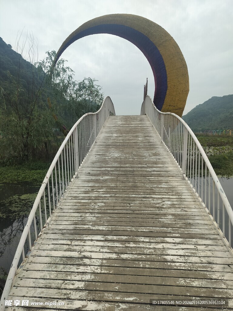 弧形月桥横跨山水间