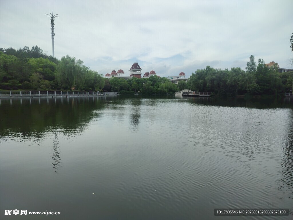 宁静湖泊与周边景致