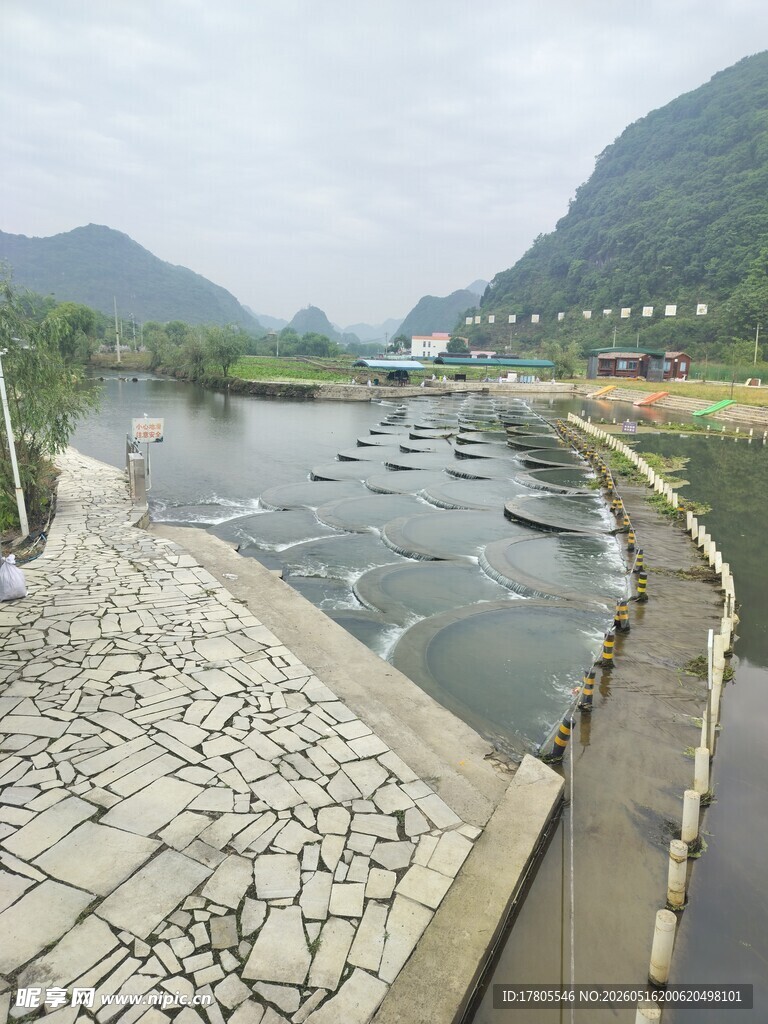 河畔石砌步道与山水景致