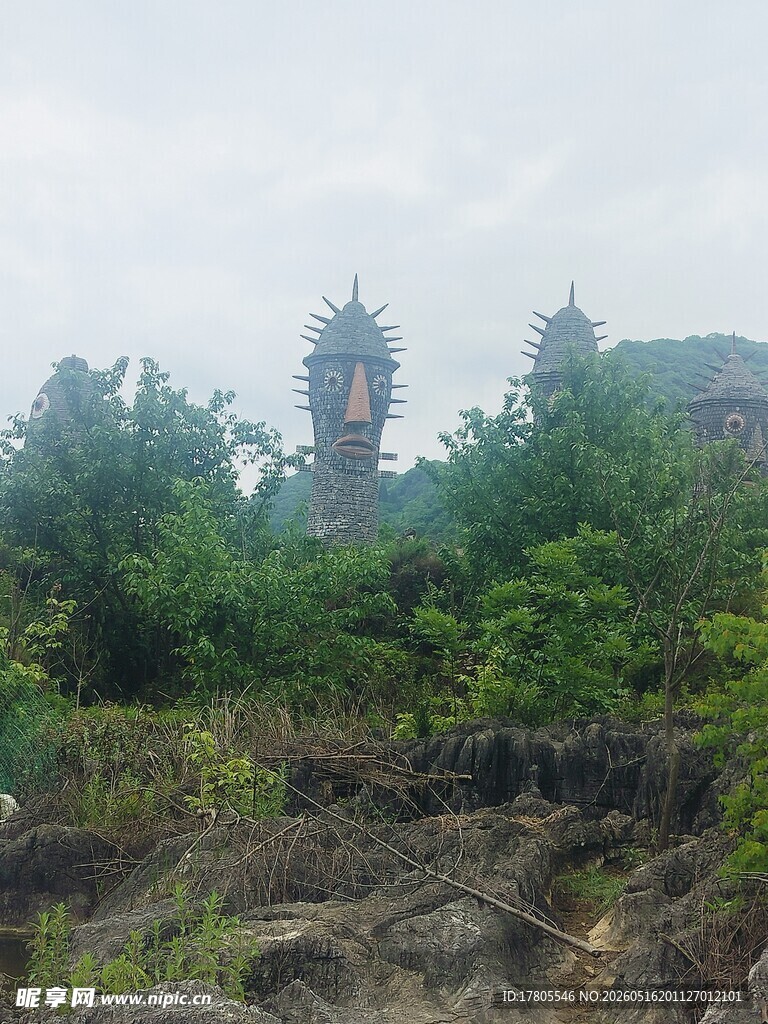 山林中的独特石柱景观