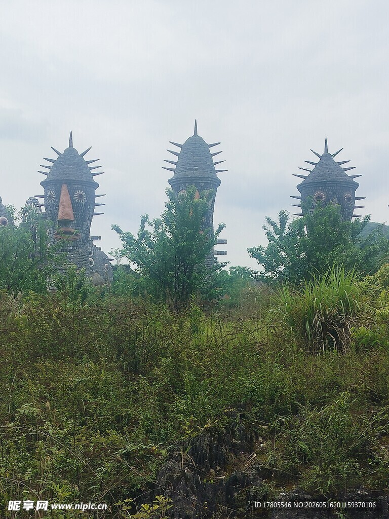 云雾中的奇特山峰景观