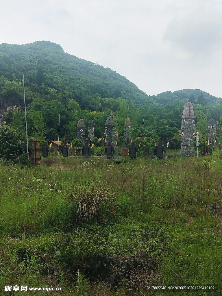 山间草地与古老石柱景观