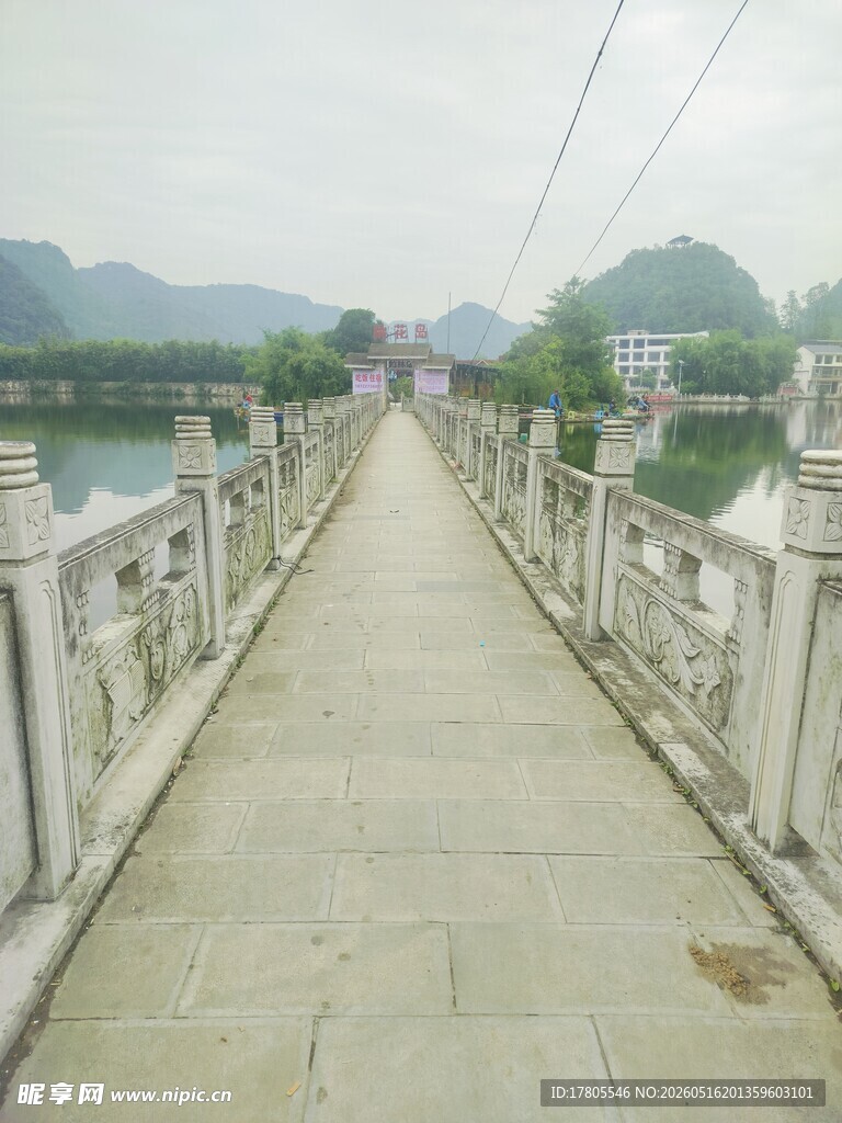 石桥漫步  远山近景入画