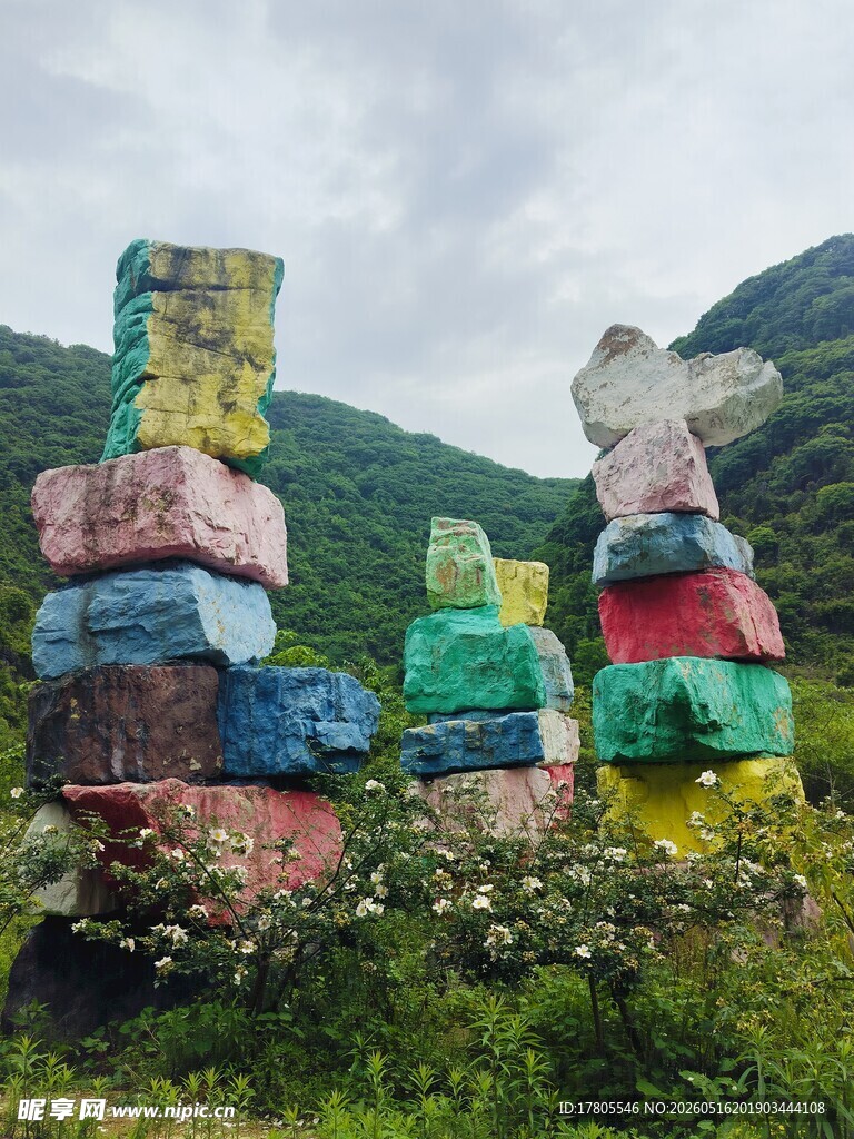 彩色石堆装点山间美景