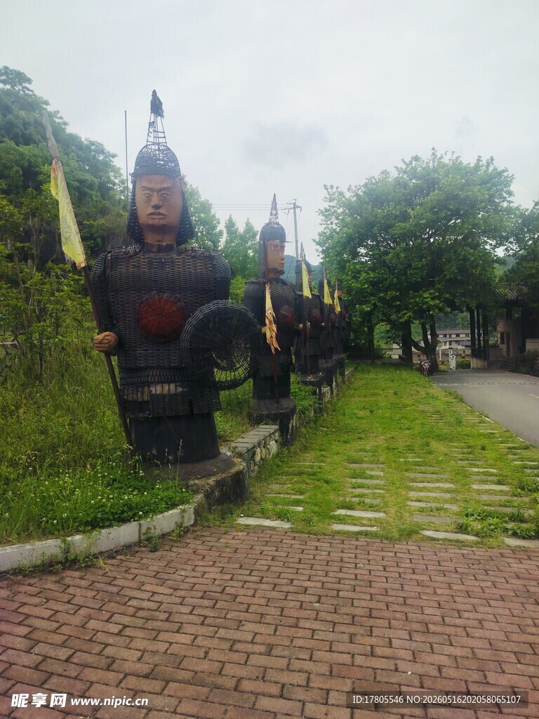 道路旁的特色雕塑景观
