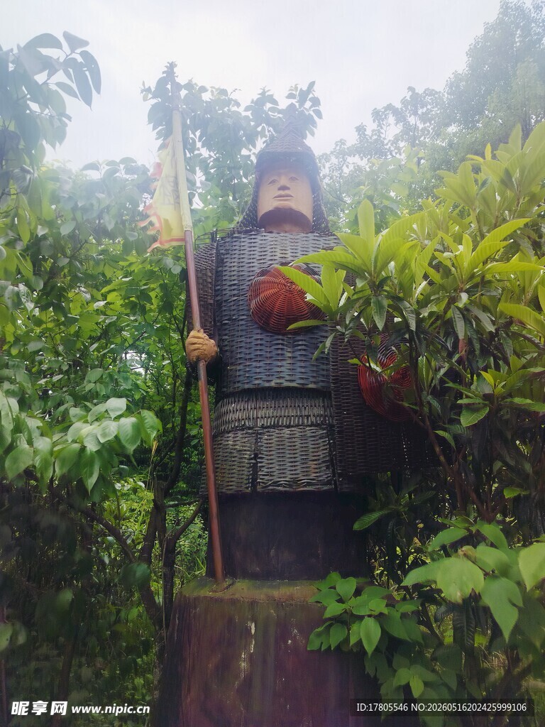 丛林中的古代武士塑像