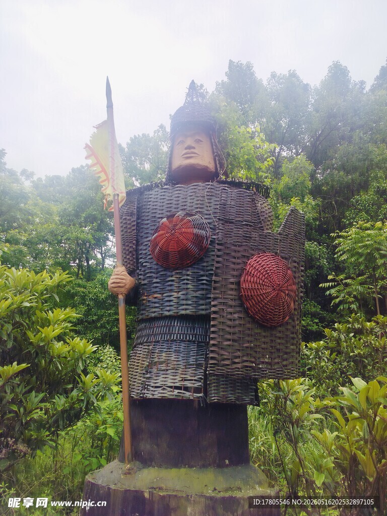 古代武士雕像立于山林间