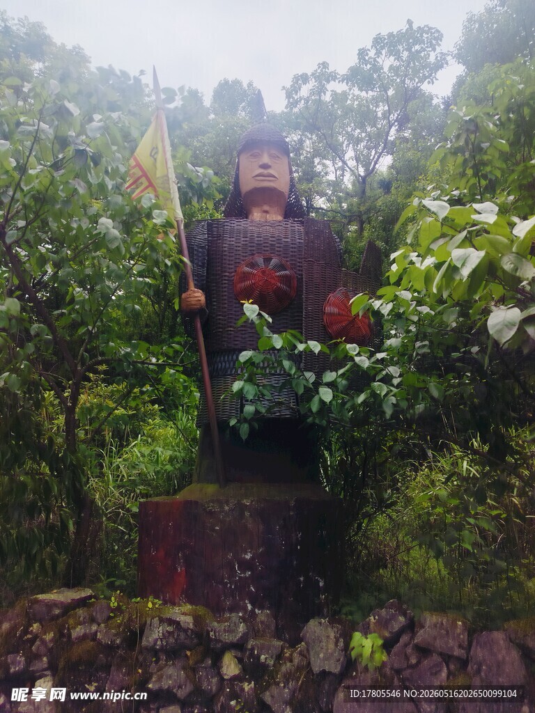 徒步者穿行于茂密山林间