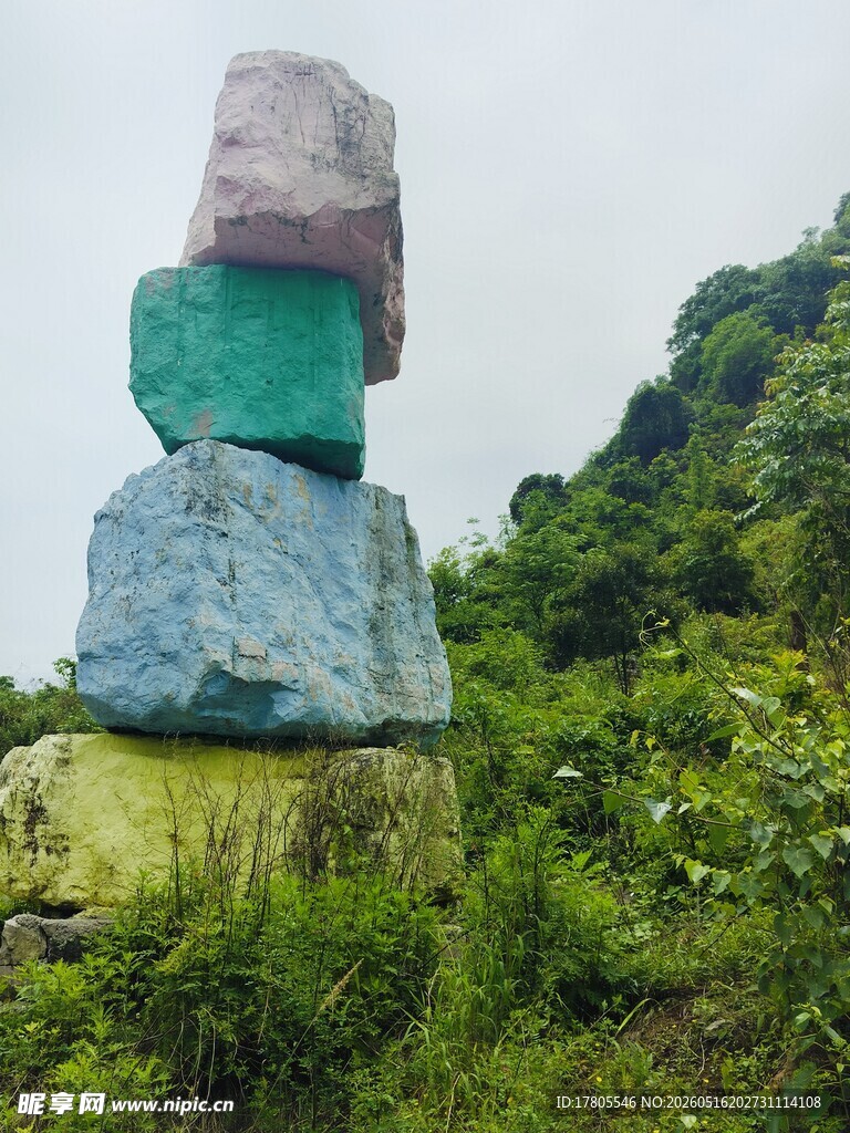 彩色叠石立于绿意中