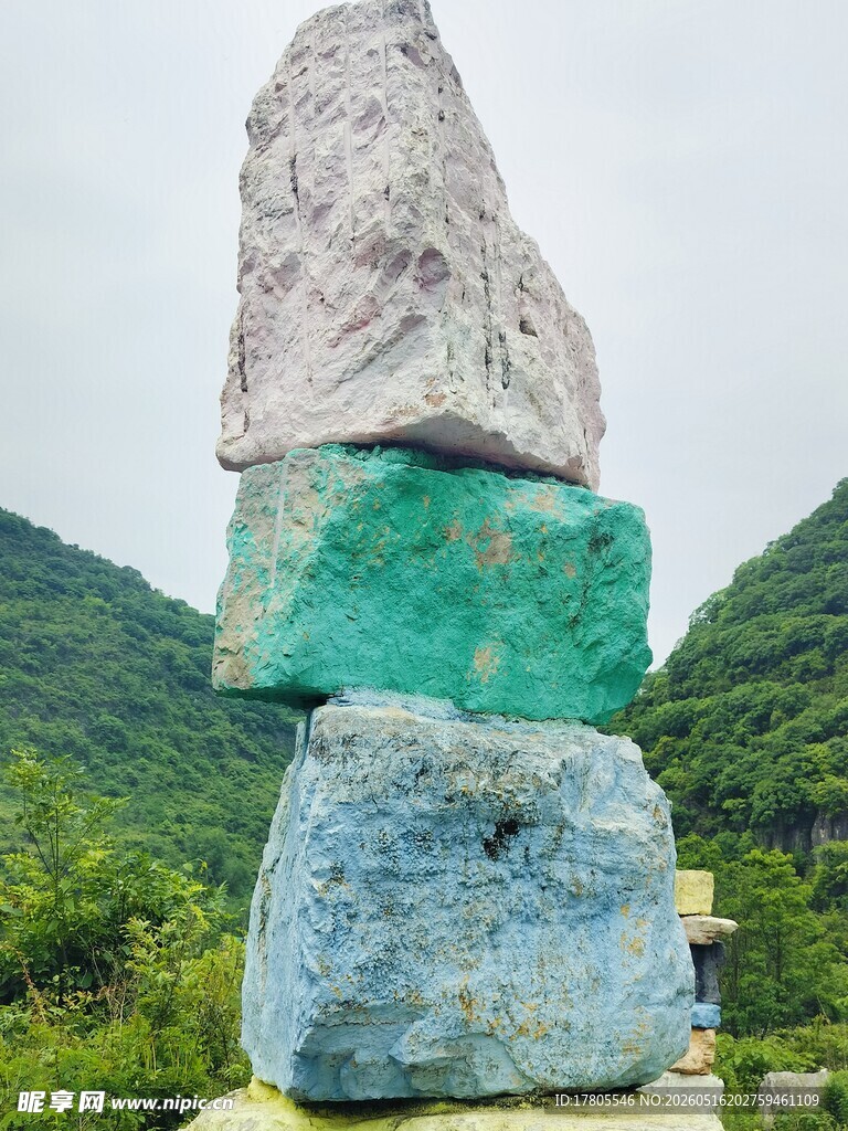 多彩奇石叠放于青山前