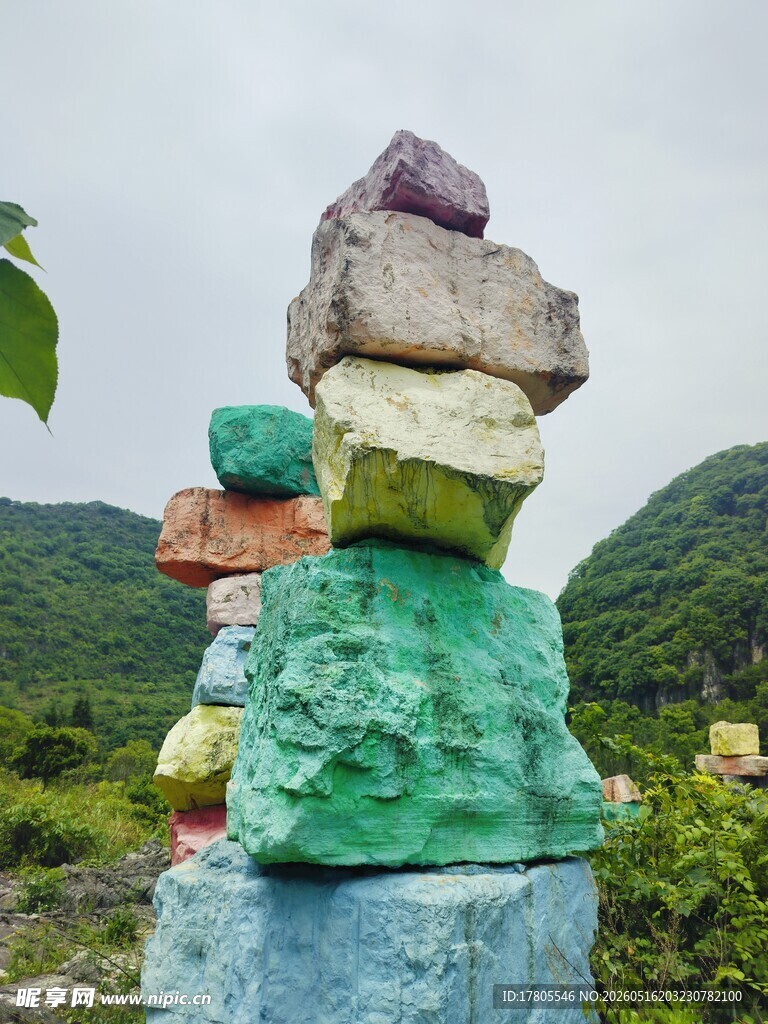 彩色石头堆叠的艺术景观