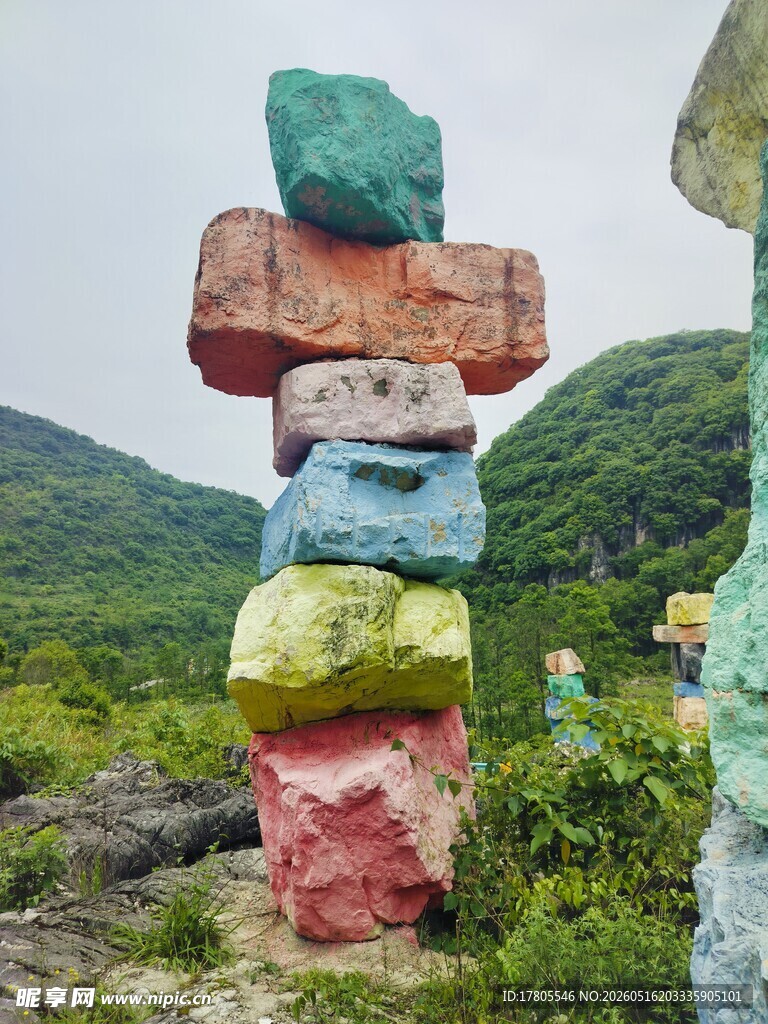 彩色石块堆叠的独特景观